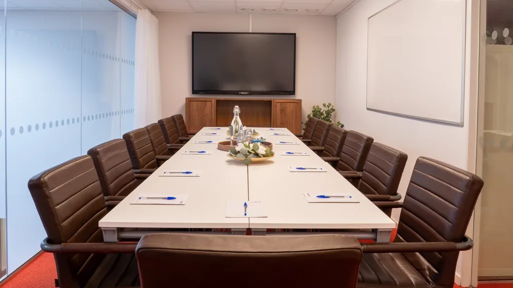 Stora konferensrummet på WeSpace med långbord och skärm