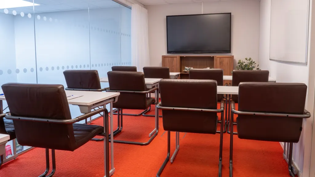 Stora konferensrummet på WeSpace med långbord och skärm